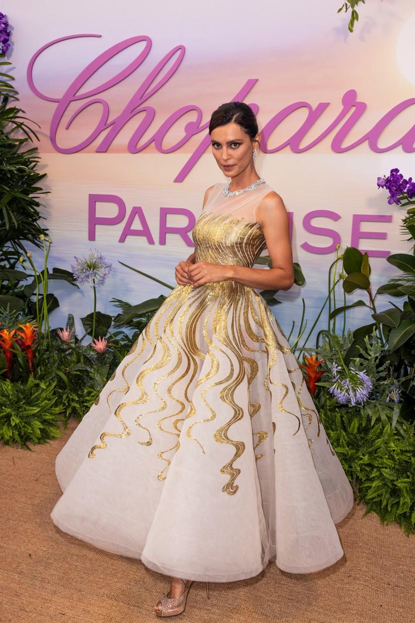 Catrinel Menghia, Festivalul de Film de la Cannes, 2021. Catrinel Menghia a purtat o rochie până deasupra gleznei, cu imprimeu auriu, cu material transparent în zona gâtului și fără mâneci
