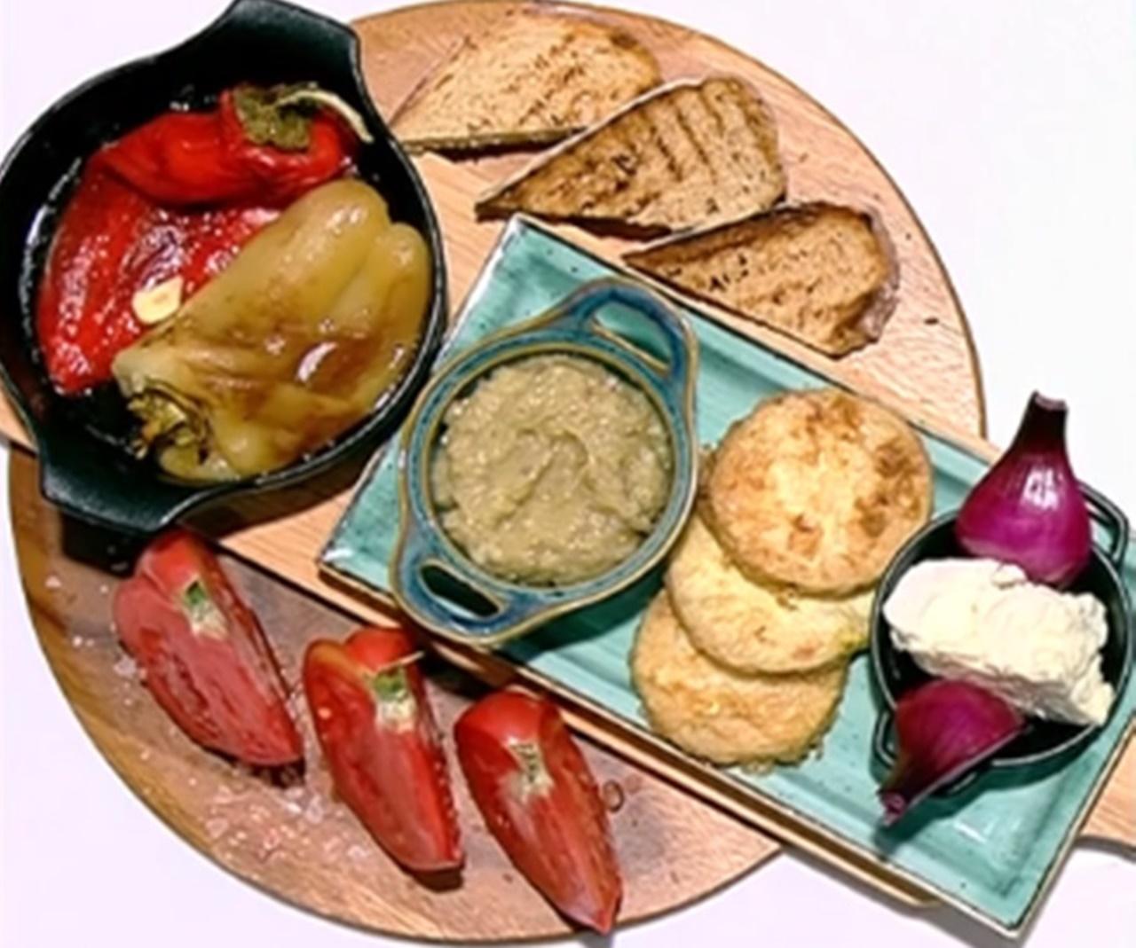 Salată de vinete cu dovlecei pane și salată de ardei copți, servite cu roșii și brânză