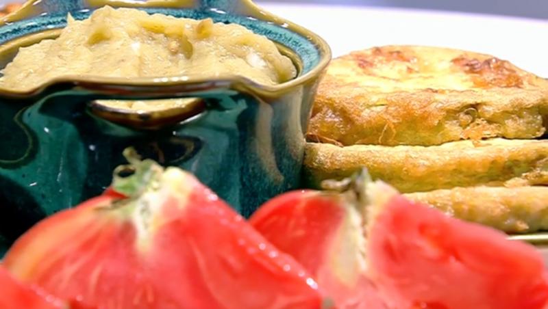 Salată de vinete cu dovlecei pane alături de roșii feliate cu brânză