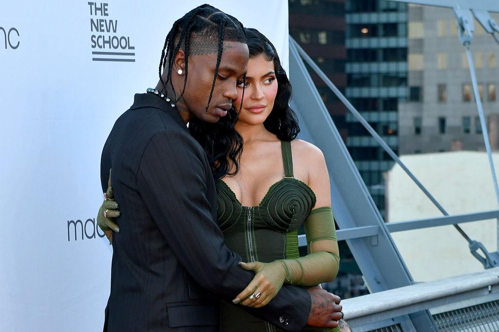 Kylie Jenner, îmbrăcată elegant, într-o rochie, cu părul desprins, împreună cu Travis Scott