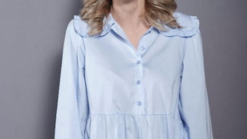 Ilona Brezoianu, îmbrăcată într-o rochie bleu, zâmbitoare