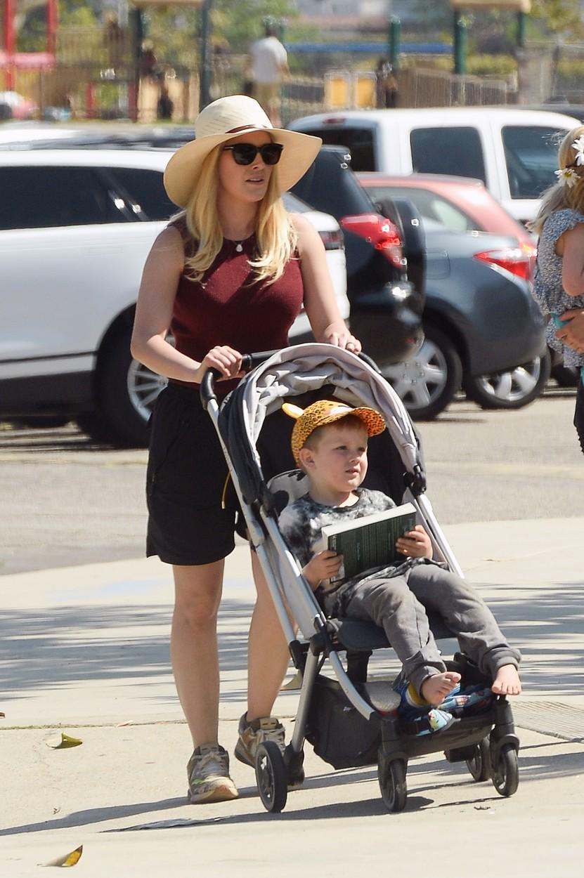 Heidi Montag, pe stradă, cu ochelari la ochi și pălărie, și cu fiul ei în cărucior