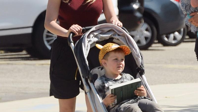 Heidi Montag, pe stradă, cu ochelari la ochi și pălărie, și cu fiul ei în cărucior