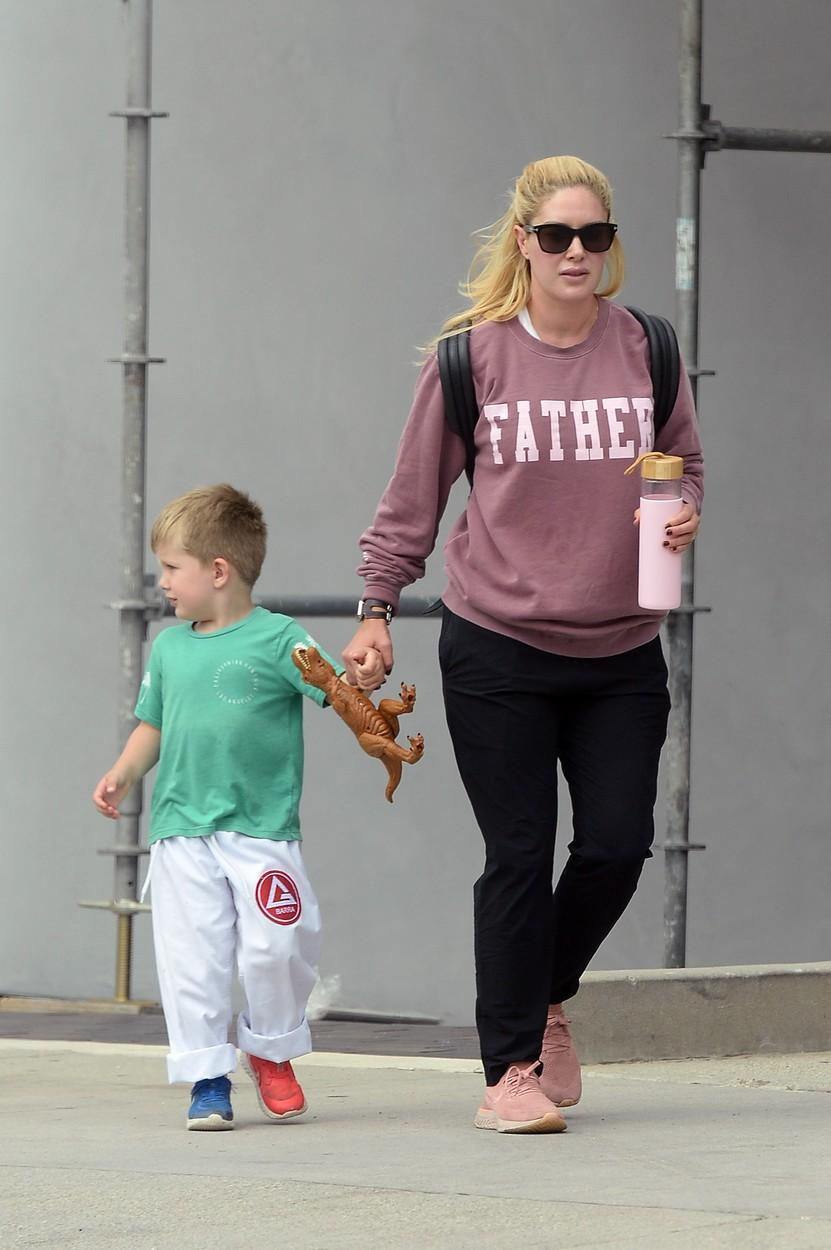 Heidi Montag, pe stradă, cu ochelari la ochi și pălărie, și cu fiul ei, de mână