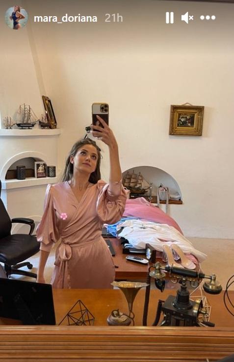 Mara Oprea, selfie în oglindă, în culisele de la filmările pentru serialul Adela