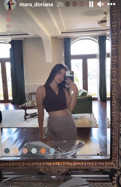 Mara Oprea, selfie în oglindă, în culisele de la filmările pentru serialul Adela