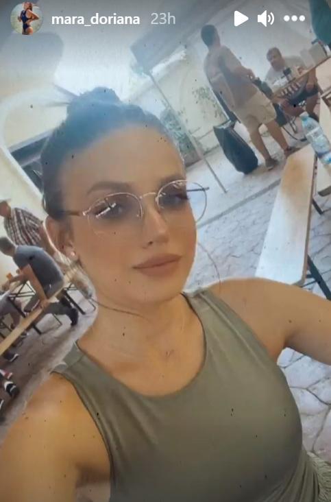 Mara Oprea, cu ochelari, în culisele de la filmările pentru serialul Adela