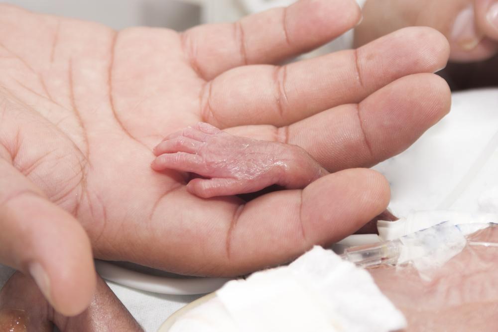 imagine cu mana unui bebelus prematur dintr-un incubator
