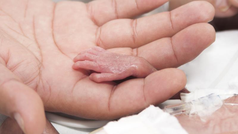 imagine cu mana unui bebelus prematur dintr-un incubator