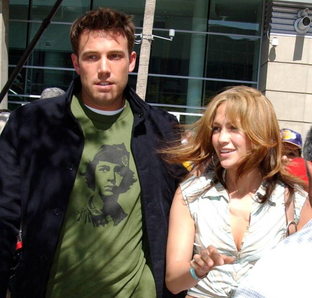 jennifer lopez si ben affleck in tinerete, plimbandu-se pe strada