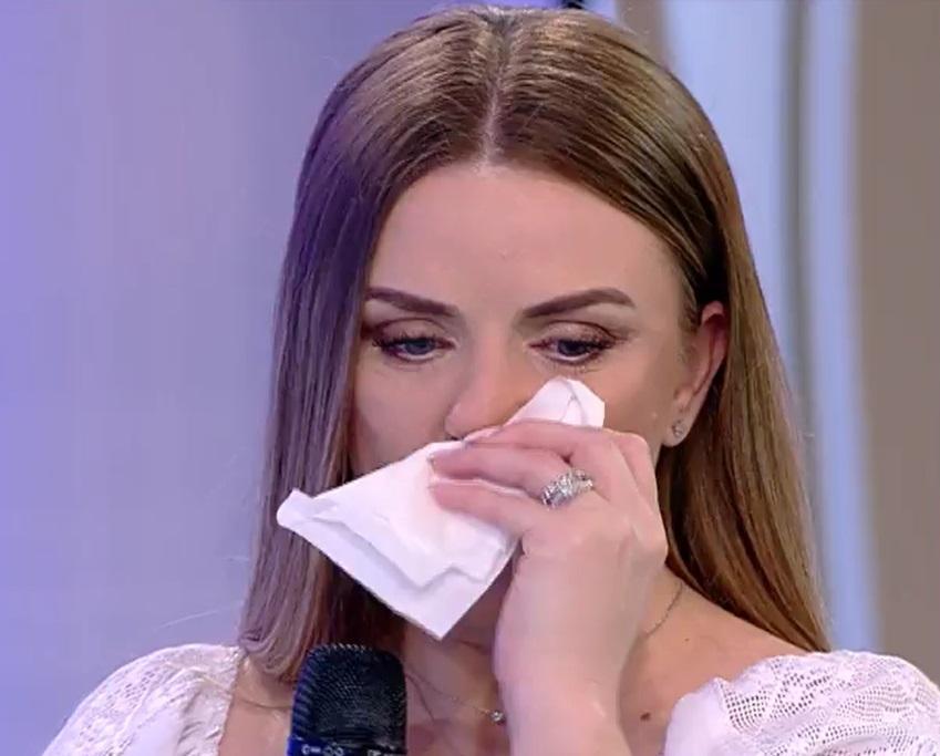 Marcela Fota își șterge lacrimile cu un șervețel