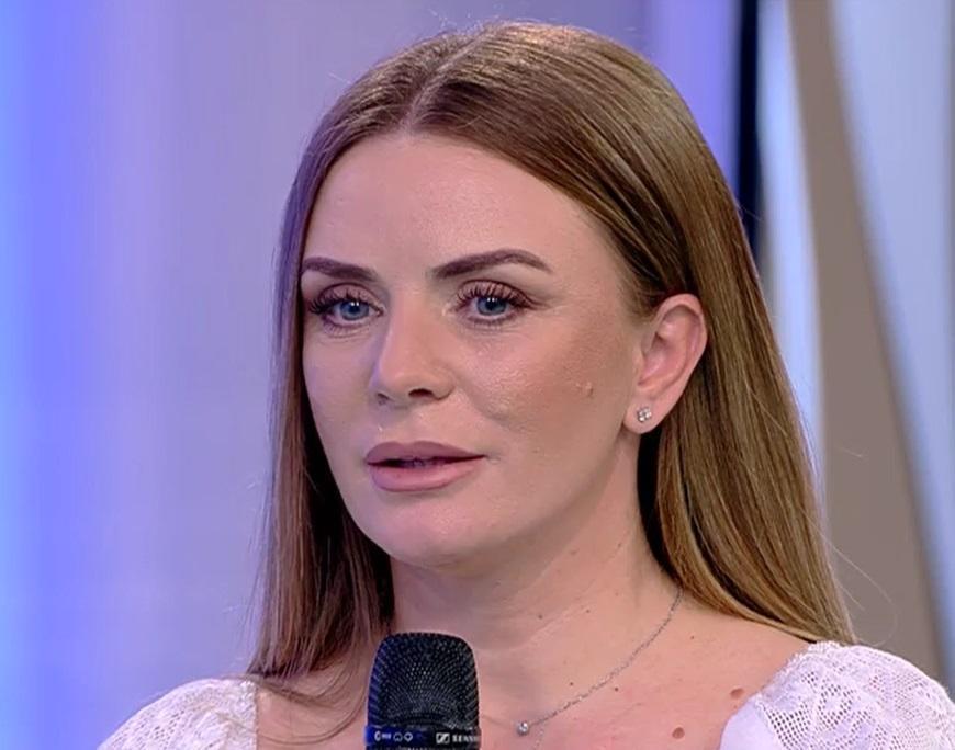 Marcela Fota vorbește la microfon