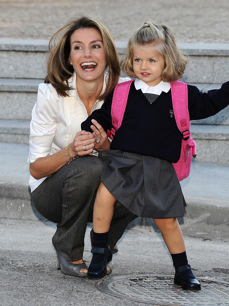 Prințesa Eleonor, când era mică, îmbrăcată în uniformă școlară, împreună cu mama ei, Regina Letizia