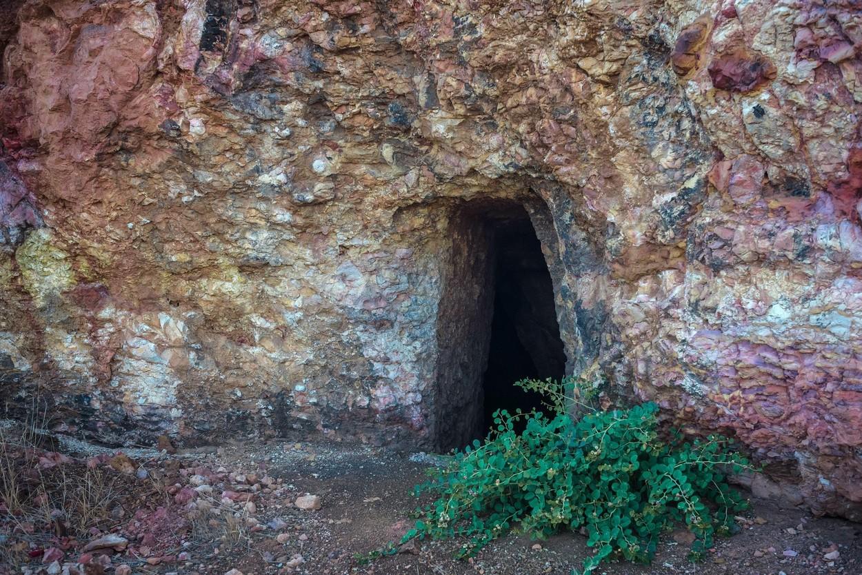 imagine cu intrarea intr-o mina de aur