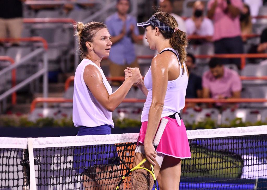 Simona Halep, dând mâna cu Danielle Rose Collins, la WTA Montreal