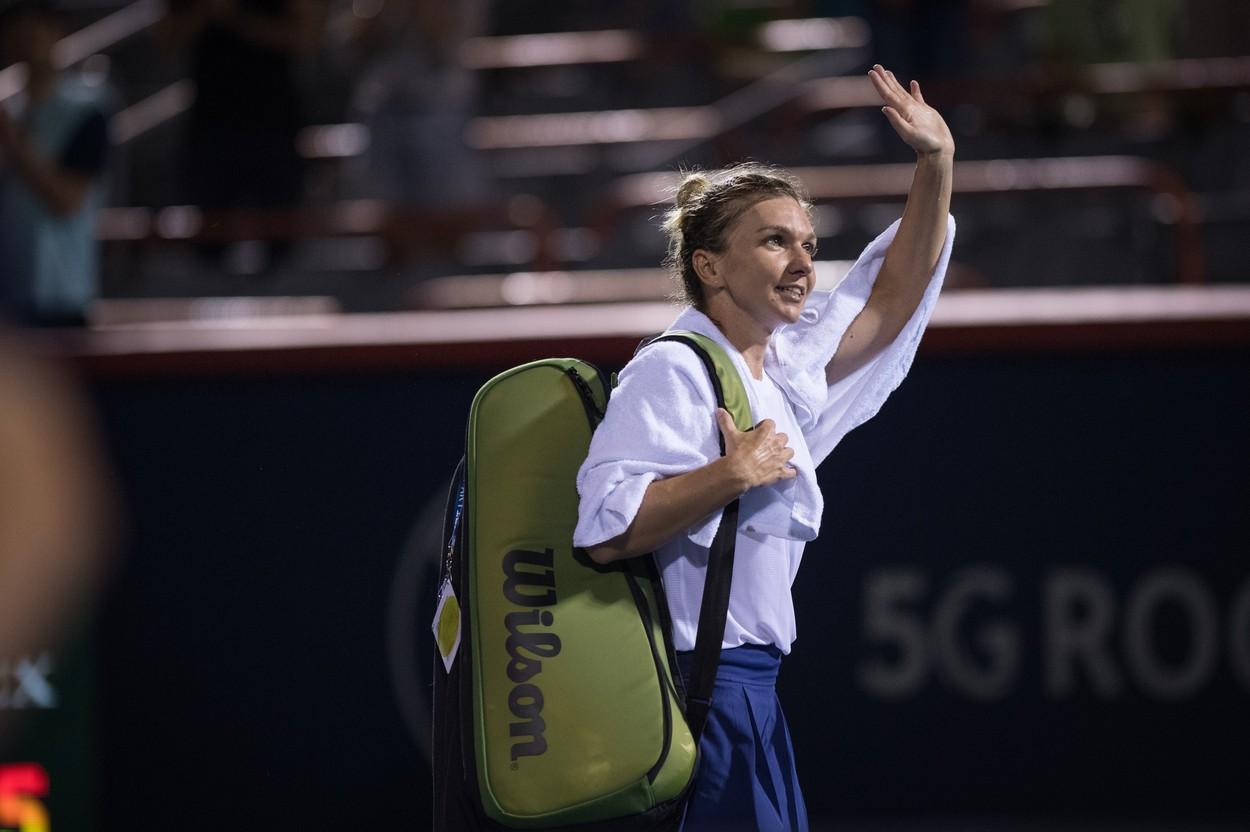Simona Halep, salutându-și fanii, pe terenul de tenis