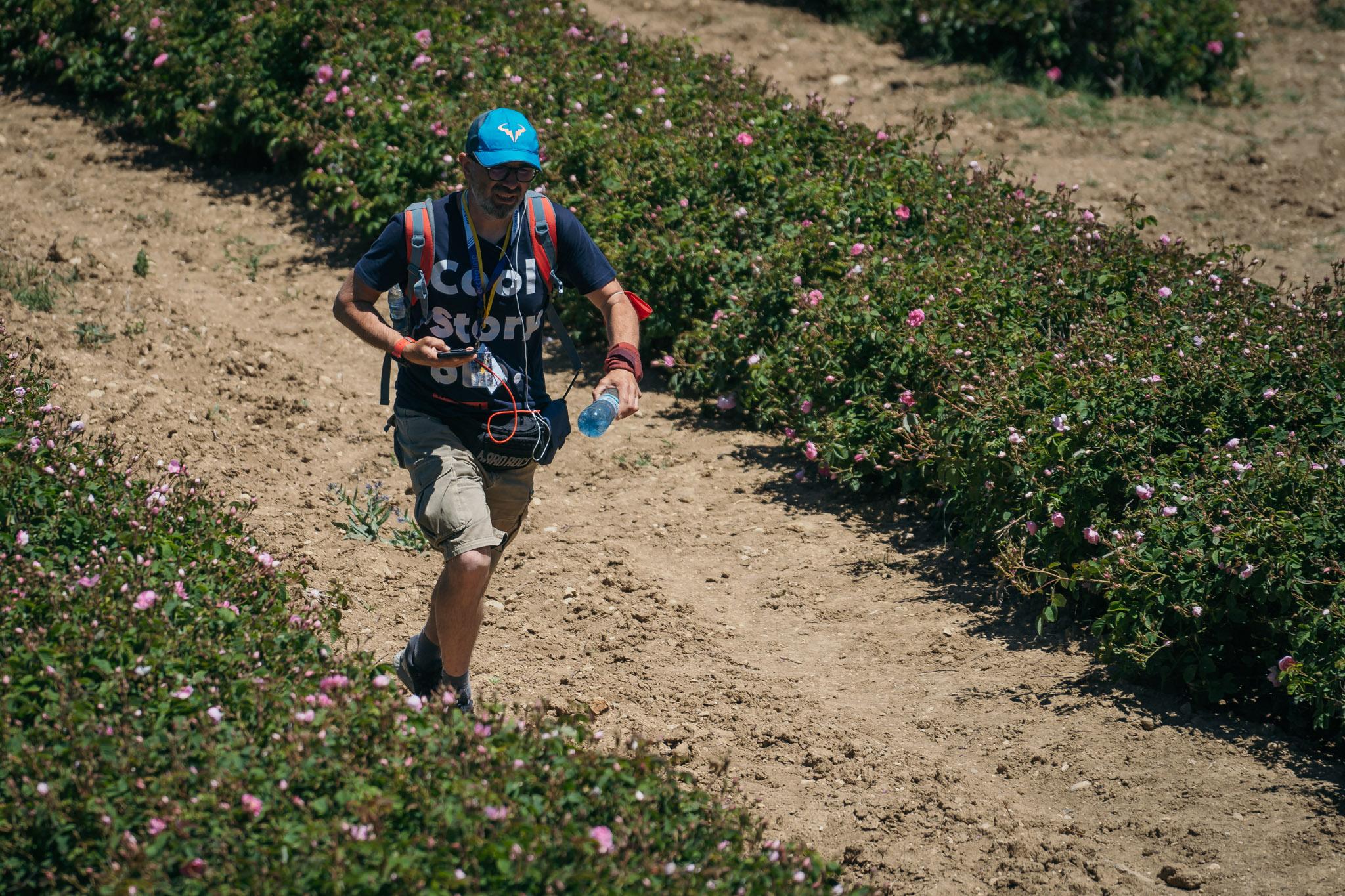 Cameraman alergând printre tufele de trandafiri