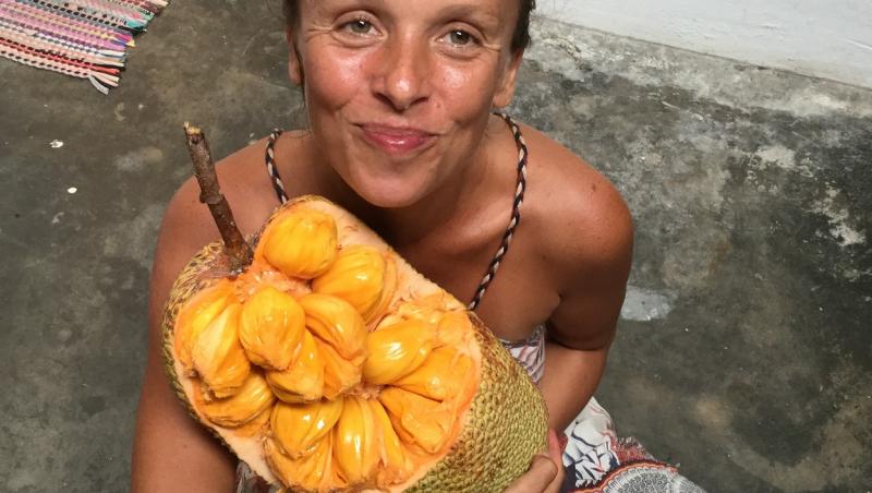 Tina Stoklosa tinand un fruct galben in maini