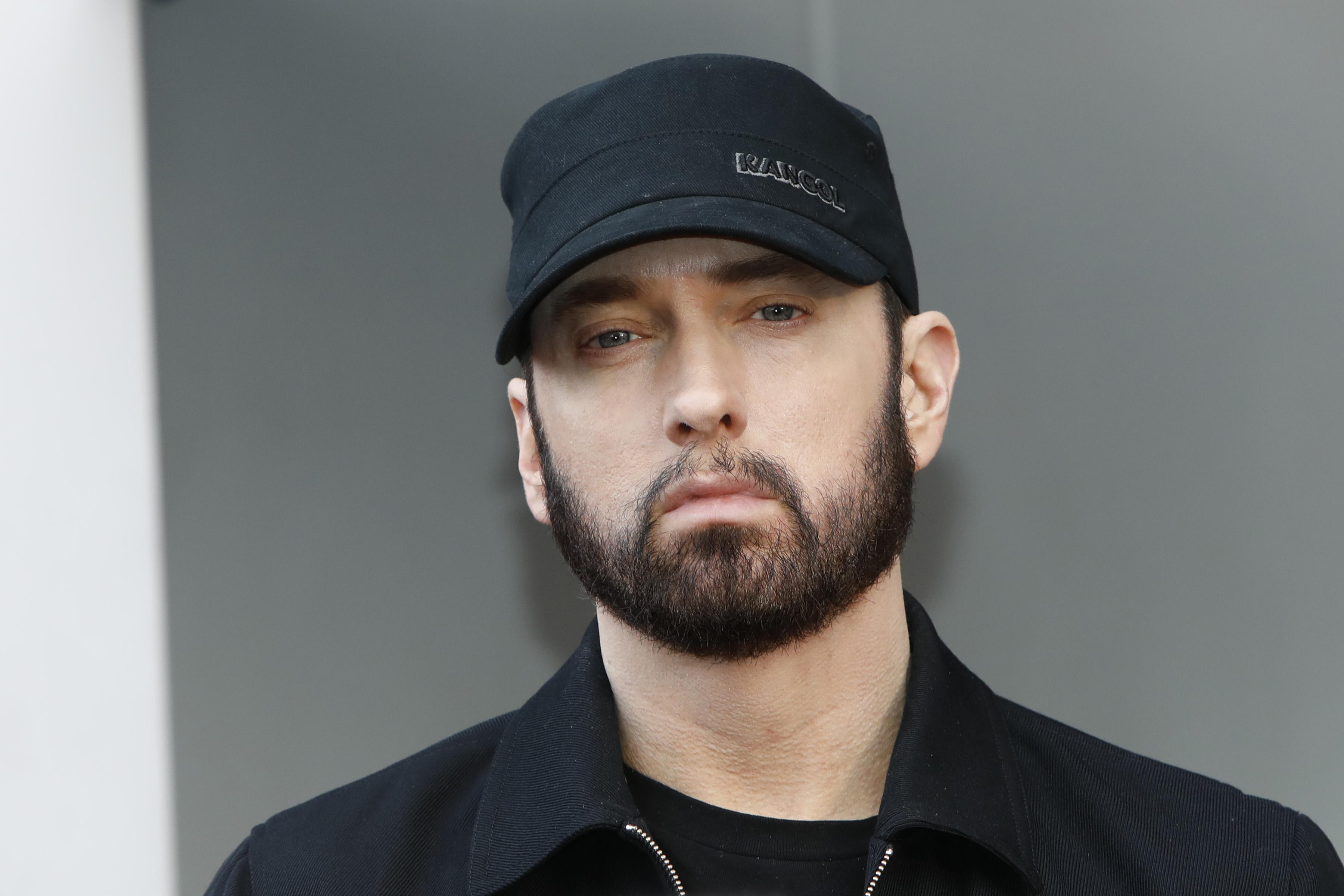 Eminem, surprins de camerele foto la un eveniment monden.