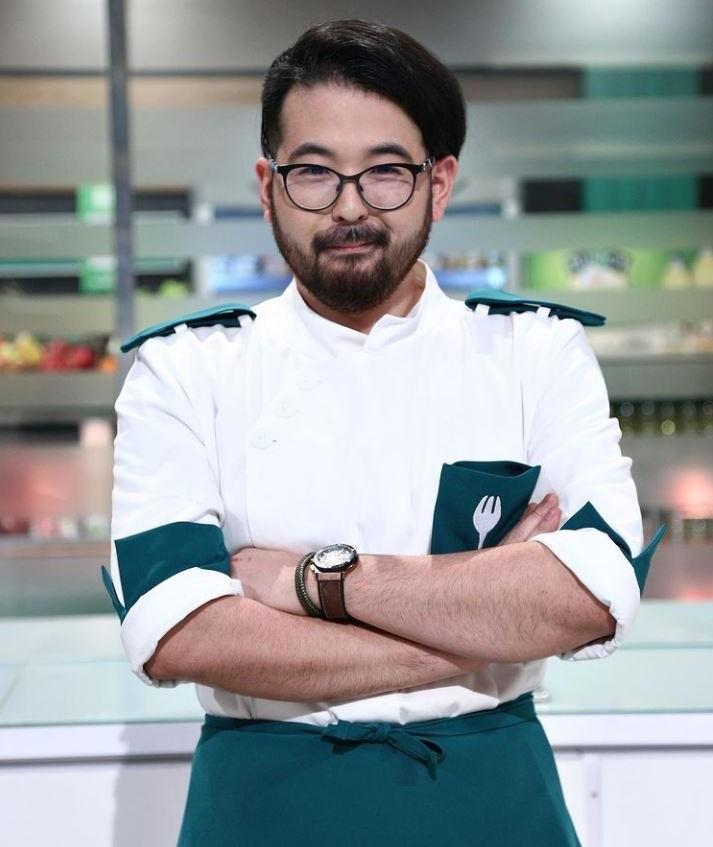 Rikito Watanabe în tunica albă - verde și ochelari