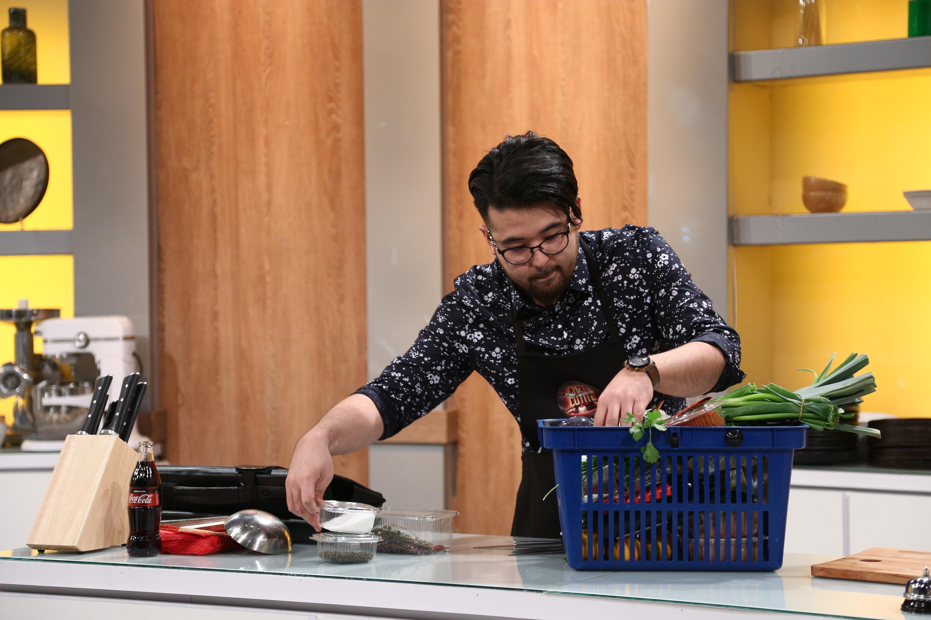 Rikito Watanabe în preselecțiile Chefi la cuțite, gătește