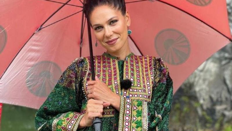 Irina Fodor într-un costum tradițional din Turcia și ține în mână o umbrelă