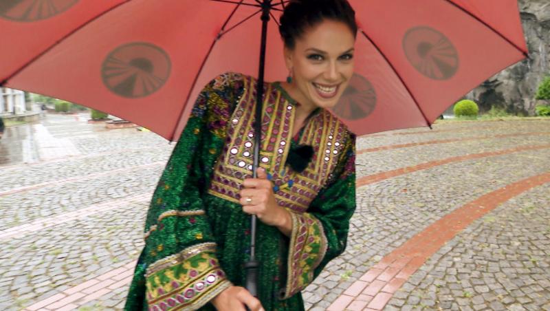 Irina Fodor într-un costum tradițional din Turcia, zâmbește