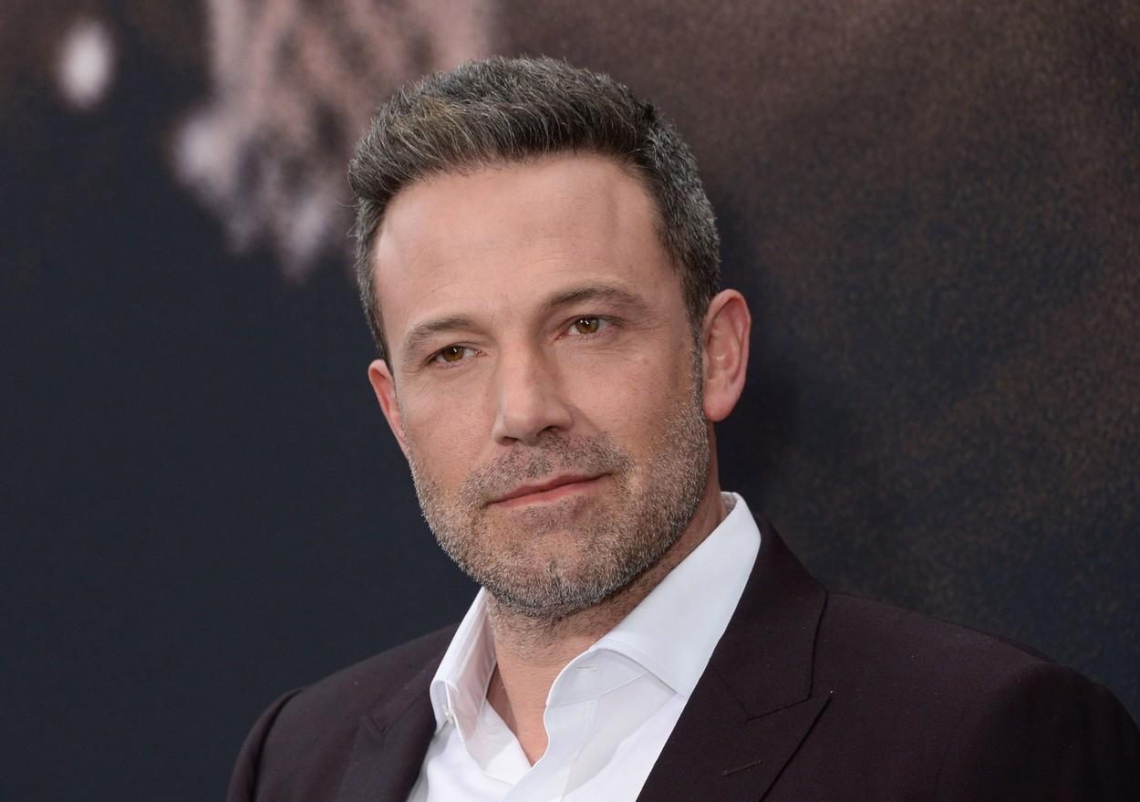 ben affleck intr-o camasa alba si sacou negru zambind