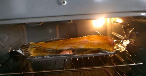 O femeie a băgat un file de pește în tava de cuptor, dar ceea ce a urmat i-a dat fiori. Ce a reușit să filmeze cu telefonul