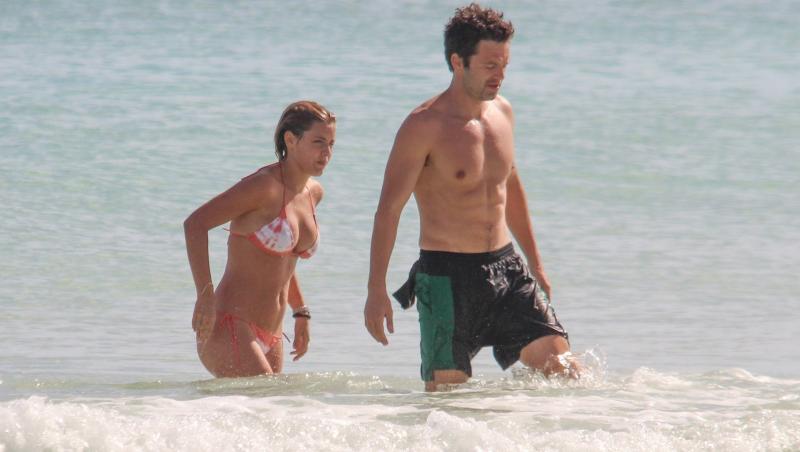 Sebastian Stan și Alejandra Onieva au fost surprinși la plajă și în anul 2020. Ea a optat pentru un bikini alb cu portocaliu, pe când Stan a purtat un costum de baie cu negru și verde
