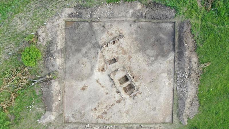 Fotografie cu locul unde a fost escoperit morântul femeii de 2.700 de ani
