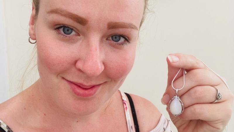 Alison Hawthorn a început să facă bijuterii cu propriul lapte matern