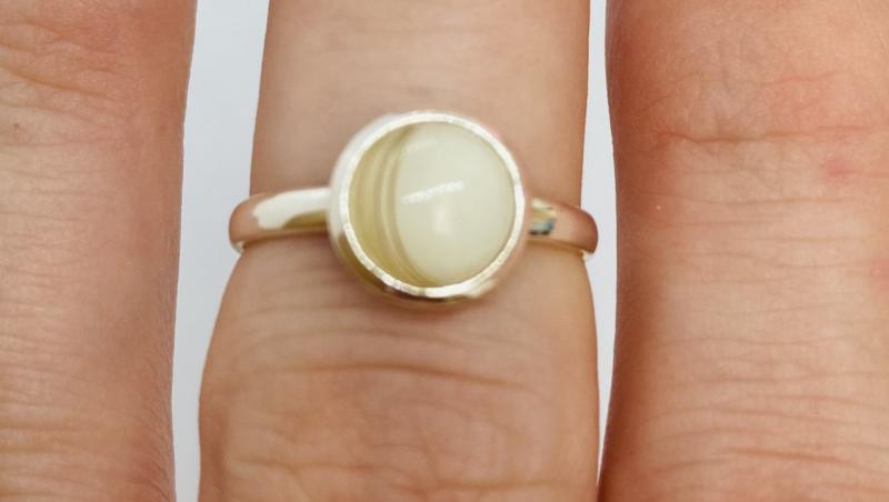 Alison Hawthorn folosește lapte matern și rășină în bijuteriile ale