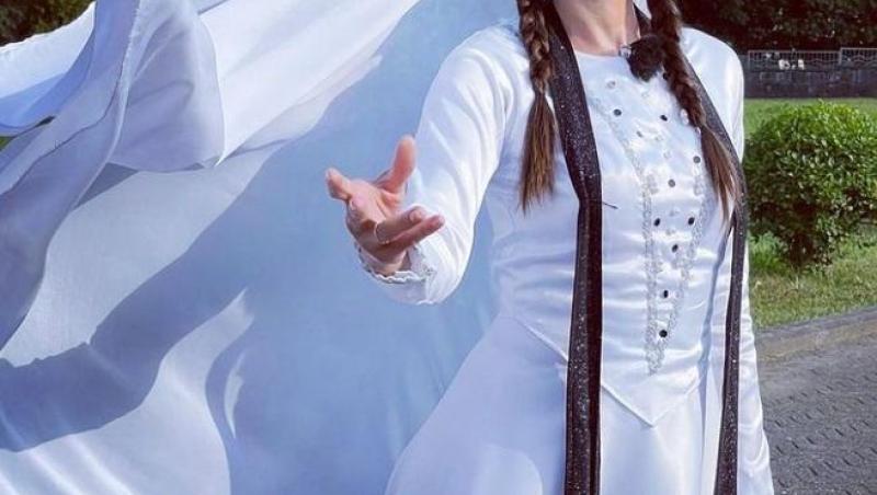 Irina Fodor într-o rochie albă