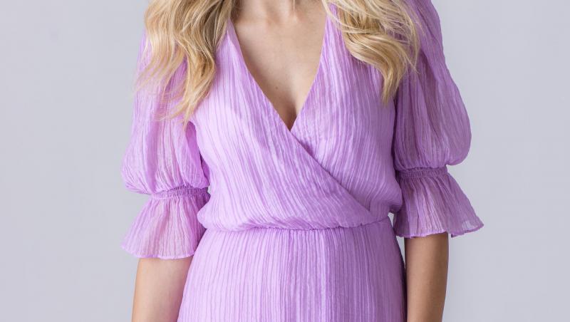Andreea Ibacka, într-o rochie violet