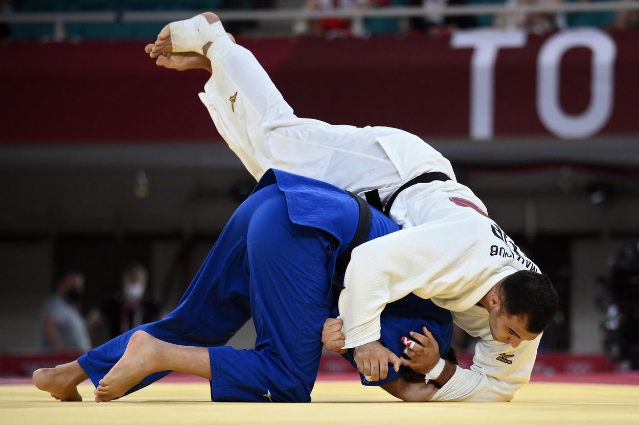 Judoka Vlăduţ Simionescu (în albastru), la JO 2020, în competiție