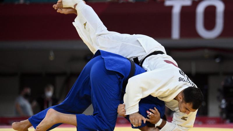 Judoka Vlăduţ Simionescu (în albastru), la JO 2020, în competiție