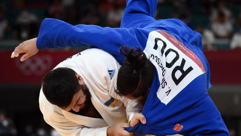 Judoka Vlăduţ Simionescu (în albastru), la JO 2020, în competiție cu Ali Omar