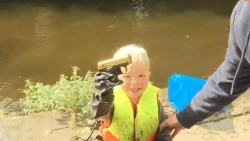 Leo Nixon în vârstă de patru ani pescuia cu magneți atunci când a descoperit o armă