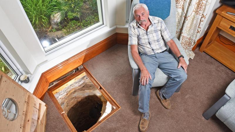 Omul a vrut să își renoveze casa atunci când a găsit un tunel secret în podeaua din sufragerie