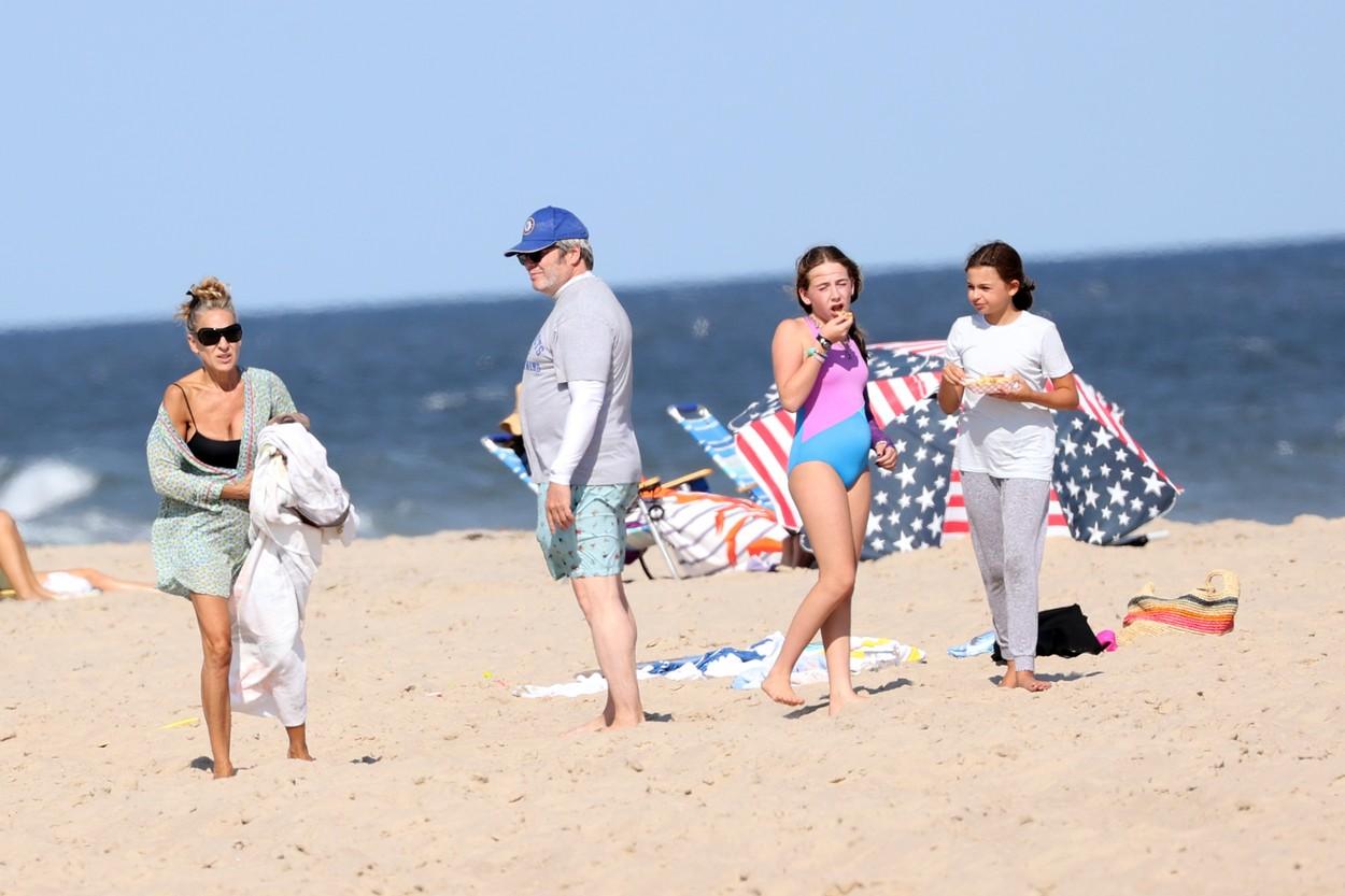 sarah jessica parker cu sotul ei la plaja, imbracati in costume de baie, pe plaja, cu cele doua fetite ale lor
