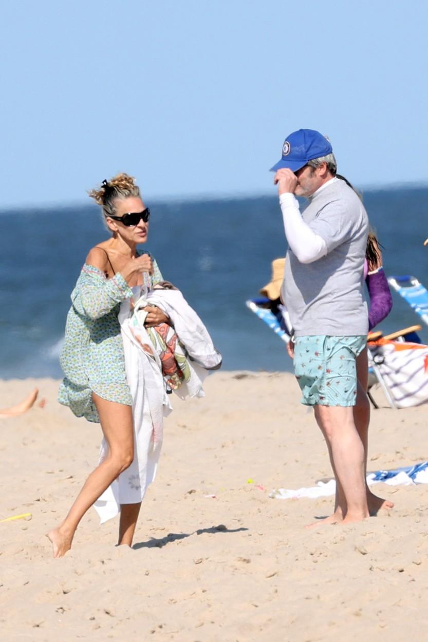 sarah jessica parker cu sotul ei la plaja, imbracati in costume de baie, pe plaja