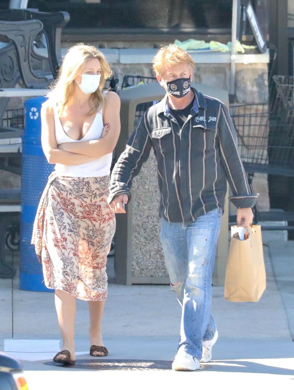 sean penn si sotia lui, la plimbare in malibu, tinandu-se de mana