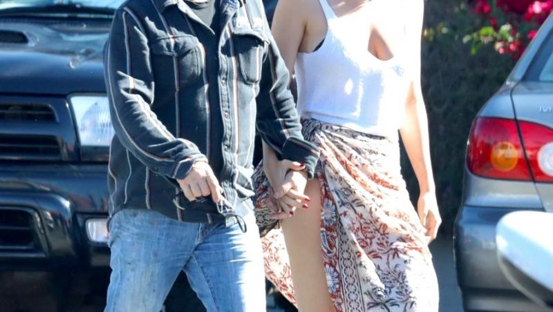 Sean Penn și Leila George sunt căsătoriți de un an, dar iubirea dintre cei doi este nemărginită. Deși mulți cred că relația dintre cei doi soți se bazează mai mult pe interes și partea materială, pozele surprinse de paparazzi spun adevărul.