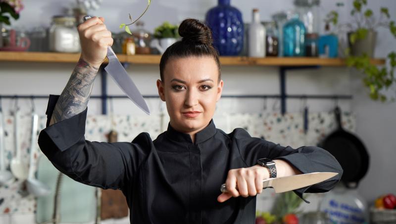 Roxana Blenche, în bucătăria Hello Chef, cu două cuțite în mână