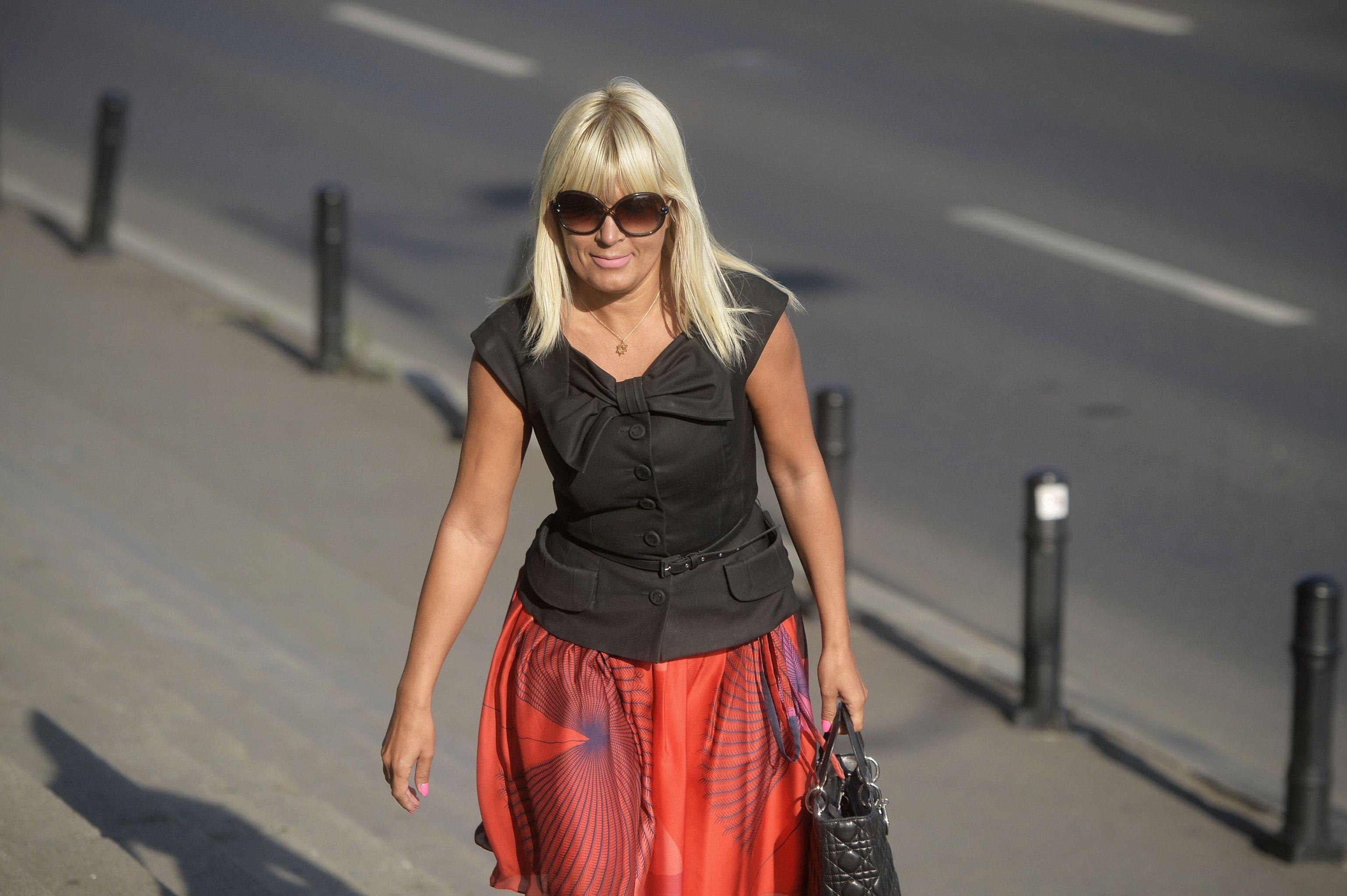 Elena Udrea, într-un tricou negru și o fustă roșie