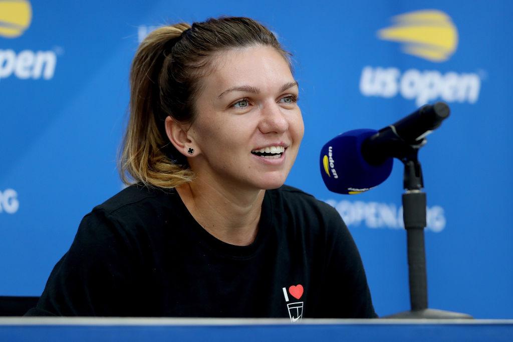 Simona Halep, într-un tricou negru, la o conferință de presă