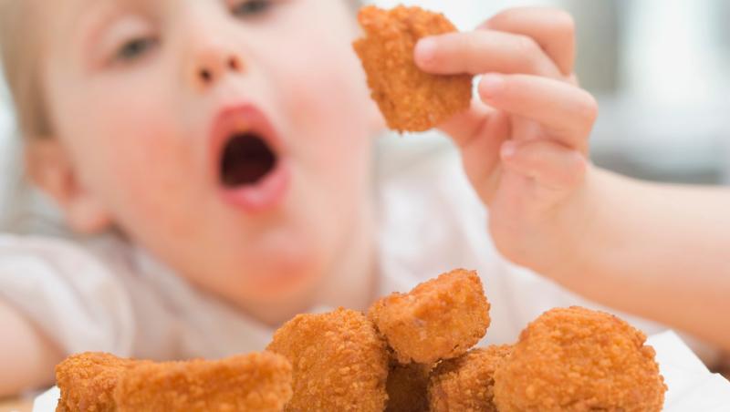 O fetiță a mâncat timp de șase ani doar nuggets de pui, spre disperarea părinților