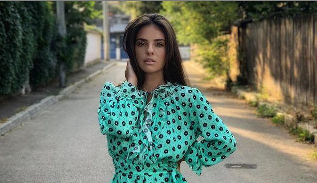 Mellina, ipostaza provocatoare în care s-a pozat. Sutienul nu i-a acoperit în totalitate bustul generos