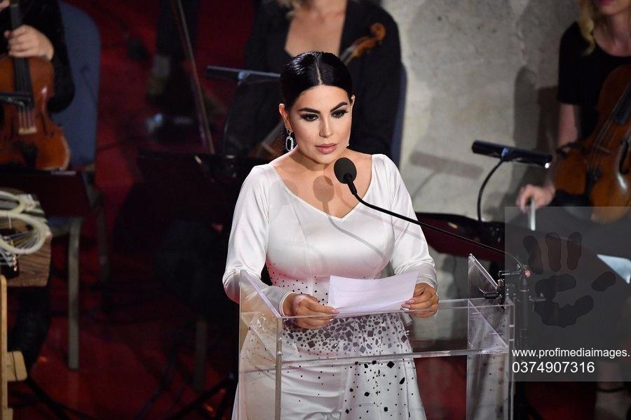 Aryana Sayeed, cea mai mare cântăreață pop din Afganistan, a părăsit țara, preluată de talibani. Ce mesaj a transmis din avion